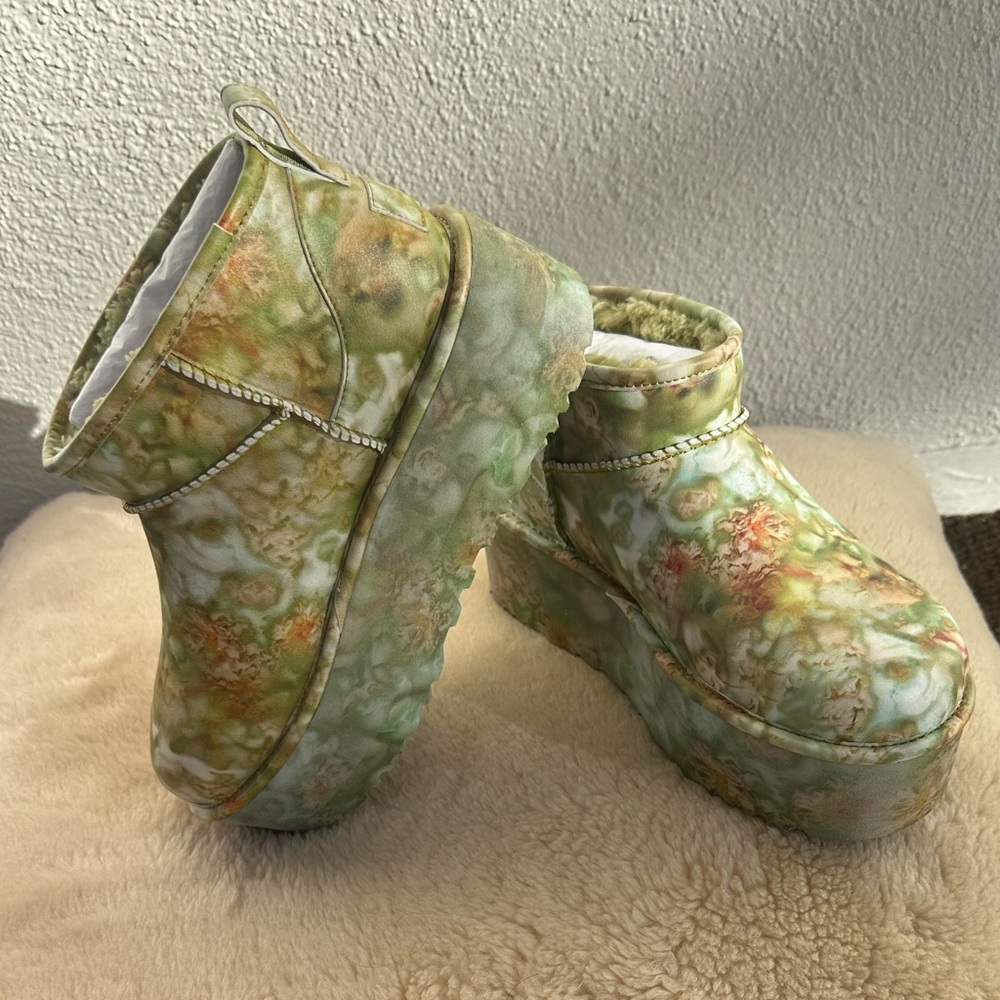 UGG X Collina Strada Vegan Platform Mini Women’s Size 7 Green Floral